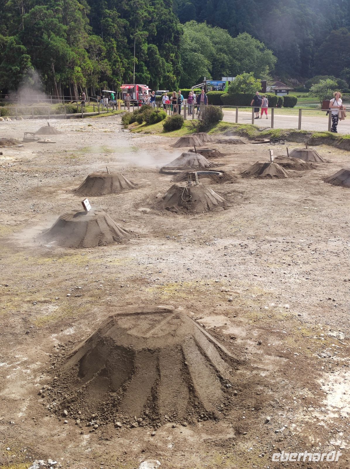 Erdlöcher bei den heißen Quellen nahe des 