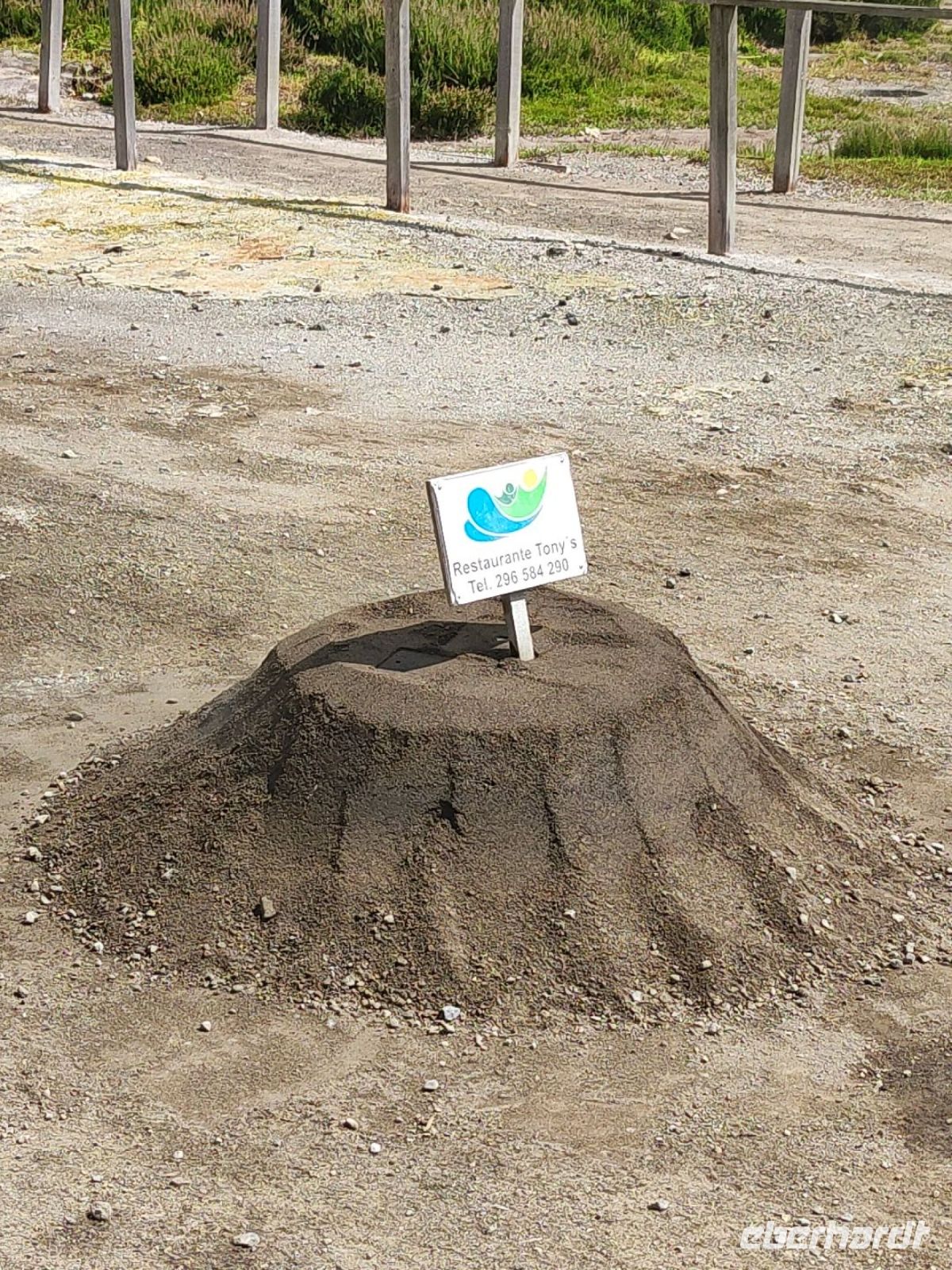 Erdlöcher bei den heißen Quellen nahe des 