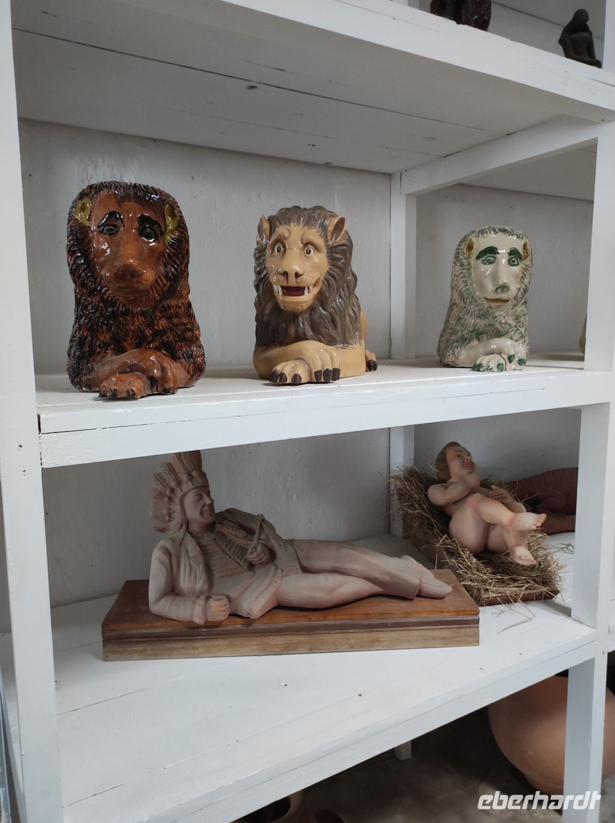 Gusskeramik Stücke in der Ausstellung der Keramikfabrik auf Sao Miguel, Portugal