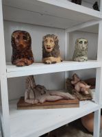 Gusskeramik Stücke in der Ausstellung der Keramikfabrik auf Sao Miguel, Portugal