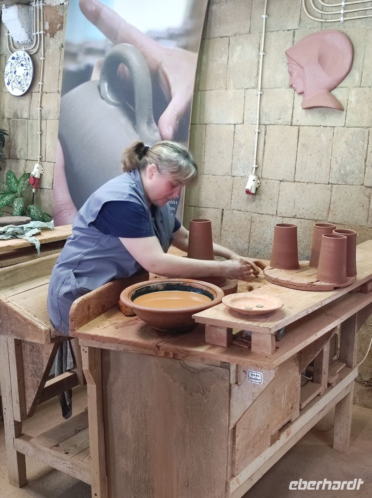 Töpferin in der Keramikfabrik auf Sao Miguel, Portugal