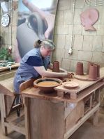 Töpferin in der Keramikfabrik auf Sao Miguel, Portugal