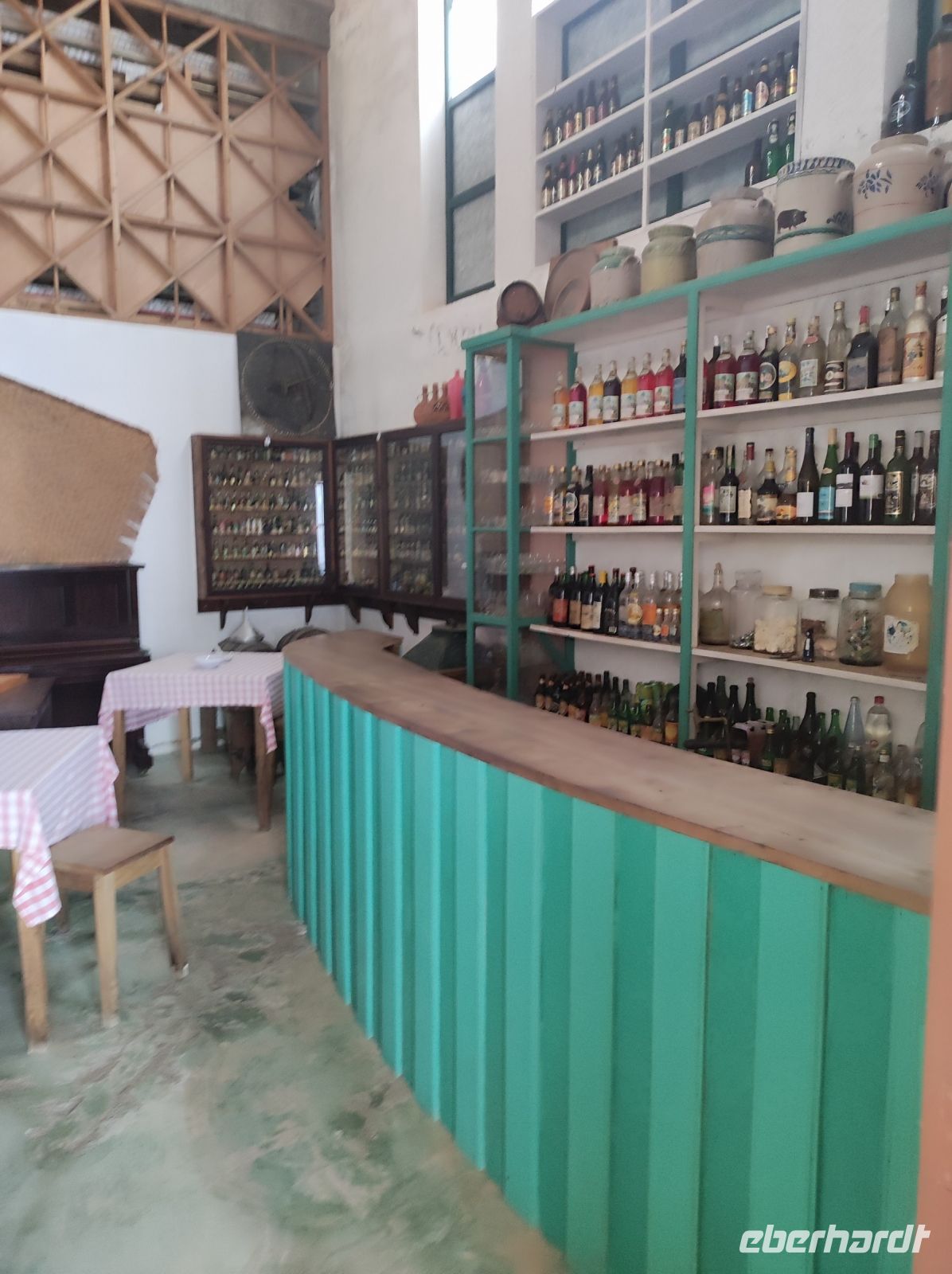 Gesammelte Gegenstände einer Bar ausgestellt