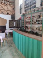 Gesammelte Gegenstände einer Bar ausgestellt