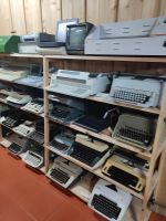 Verschiedene Schreibmachinen jeglicher Epoche ausgestellt im Museum