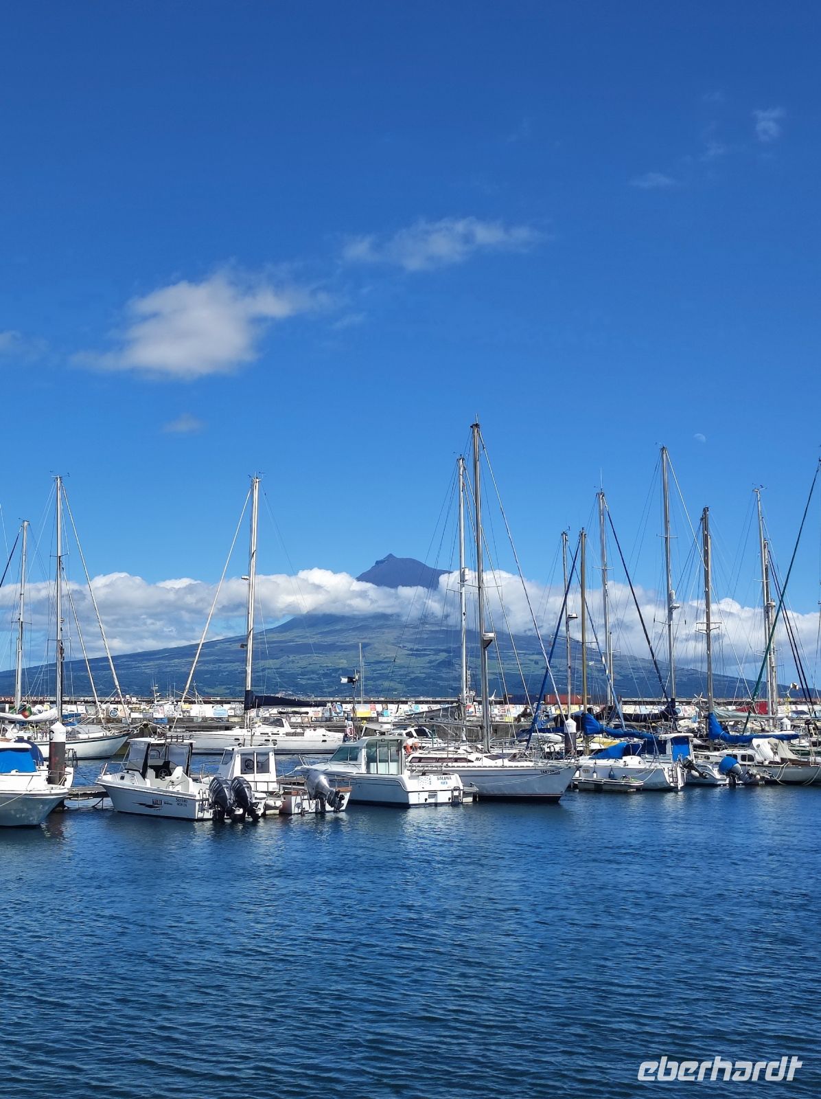 Blick auf den Pico vom Segelhafen von Horta auf Faial, Portugal