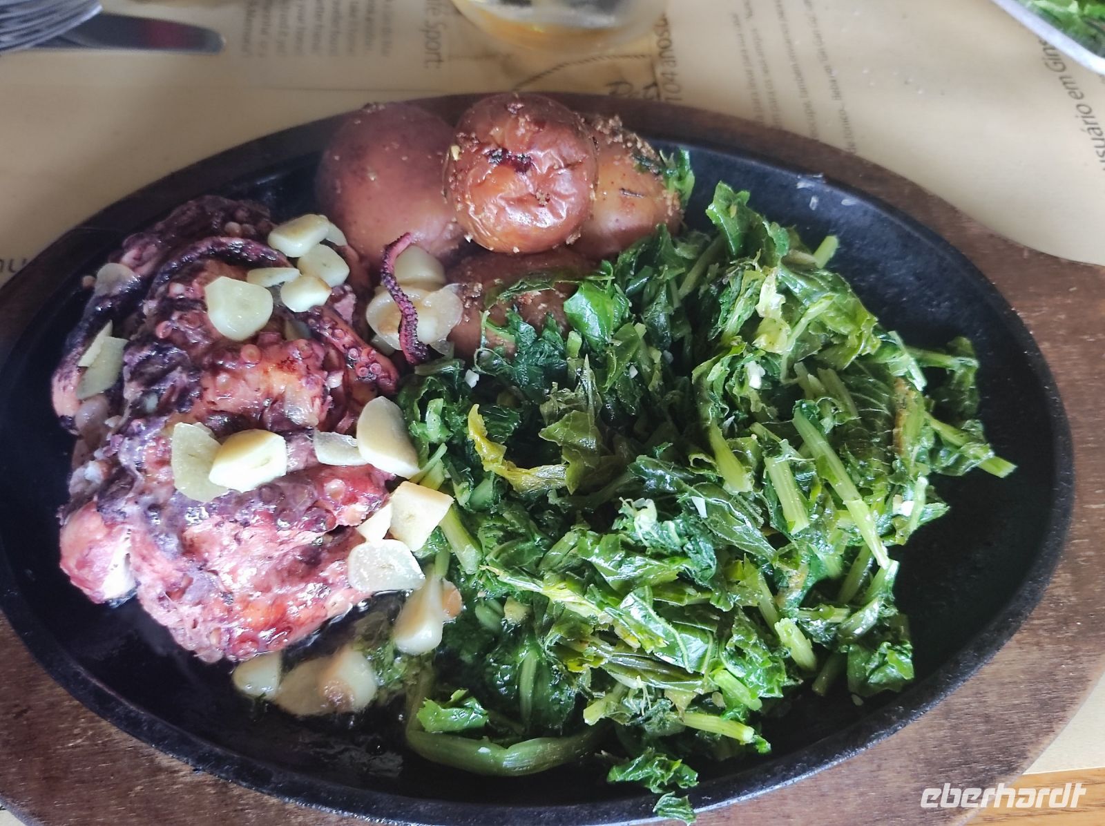 Oktopus mit Kartoffeln und Spinat