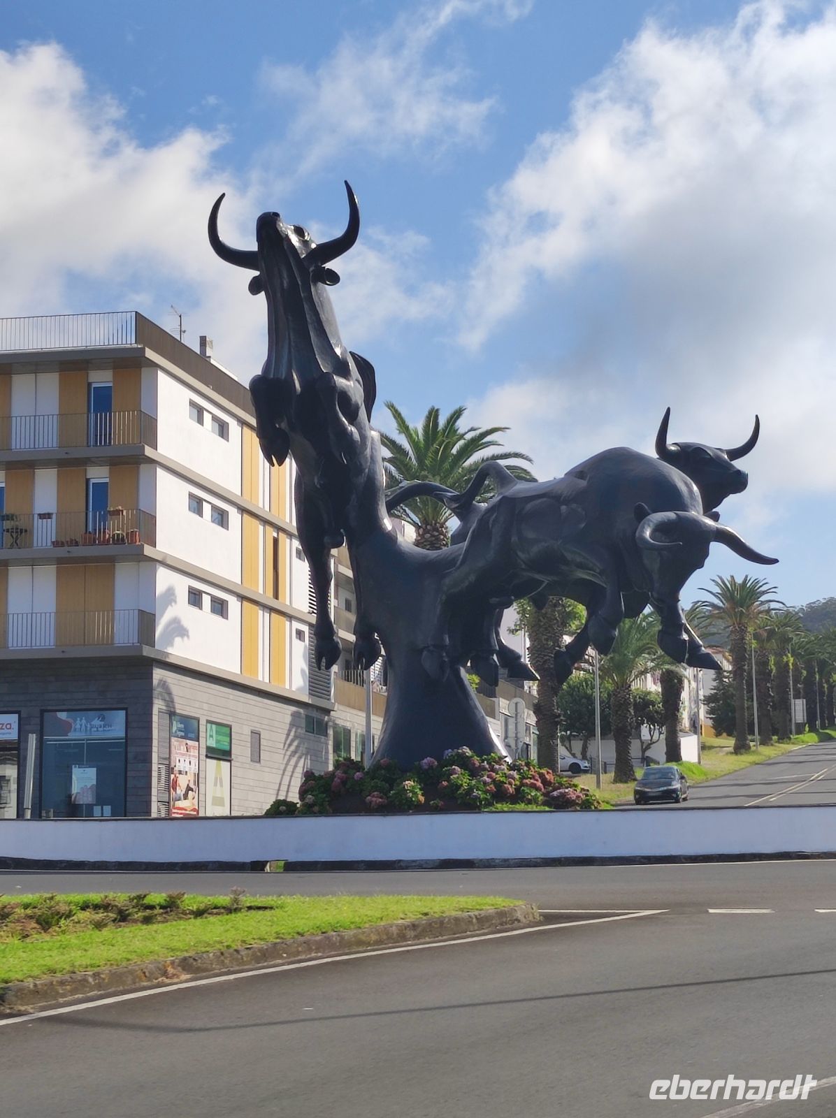 Ein Stierkampf Kunstwerk im Kreisverkehr neben der Stierkampf Arena bei Angra do Heroismo, Portugal