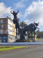 Ein Stierkampf Kunstwerk im Kreisverkehr neben der Stierkampf Arena bei Angra do Heroismo, Portugal