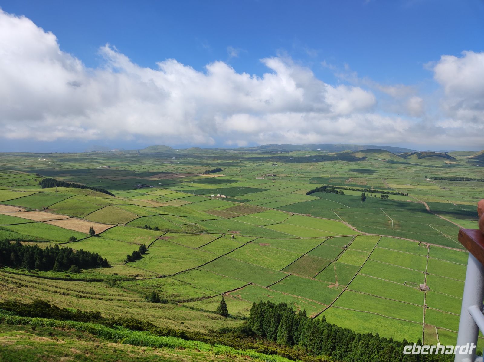 weite Grasebene im Flickenteppich Muster im mitten der Insel Terceira