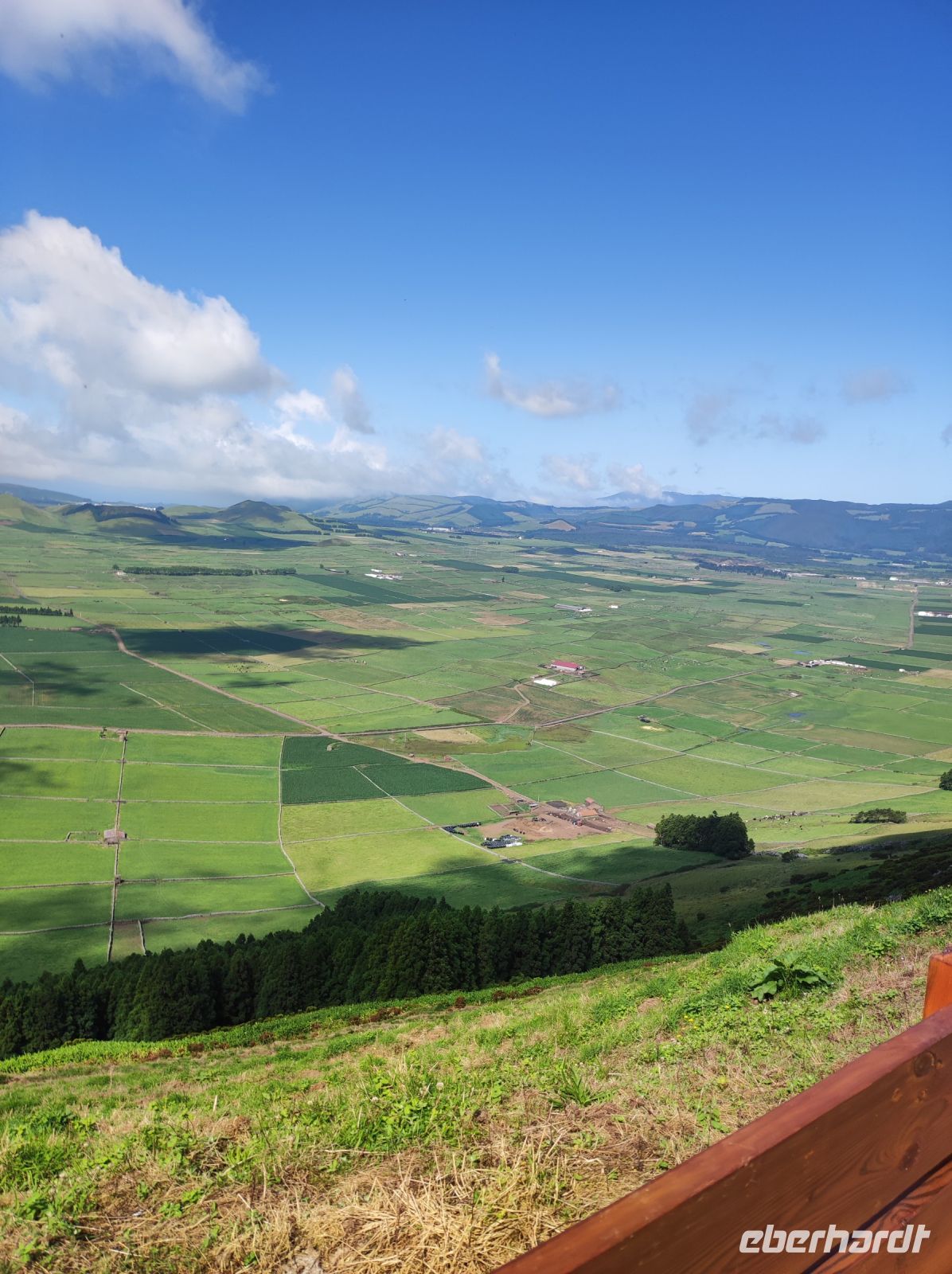 weite Grasebene im Flickenteppich Muster im mitten der Insel Terceira