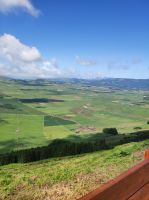 weite Grasebene im Flickenteppich Muster im mitten der Insel Terceira