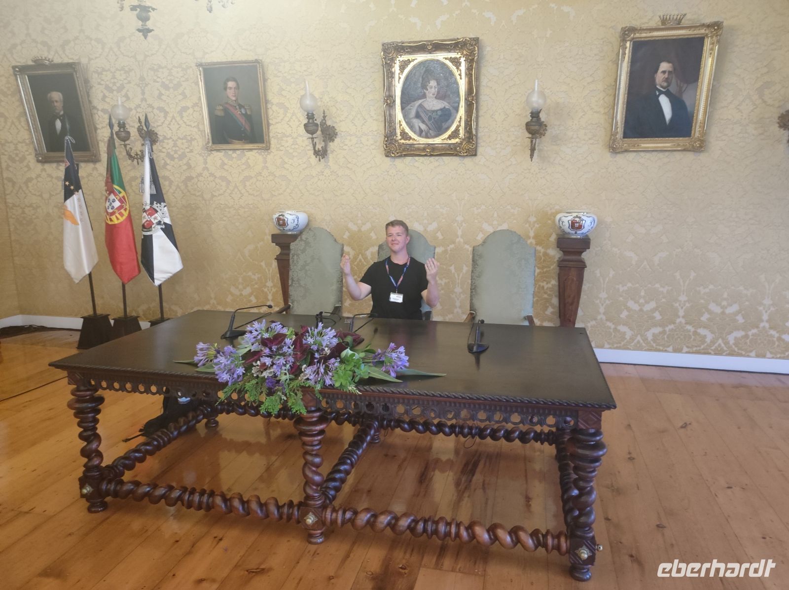 Der Reisebegleiter auf dem Stuhl des Bürgermeisters im Rathaus von Angra do Heroismo auf Terceira, Portugal