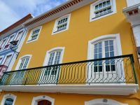 sorgfältig restaurierte Häuser in Angra 