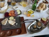 Abendessen auf dem heißen Stein in Horta