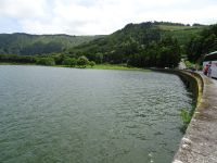 ... auf der Brücke zwischen grünem und blauem See