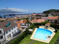 ... mit prächtigem Blick auf Horta und im Hintergrund die Insel Pico mit höchstem Berg von Portugal