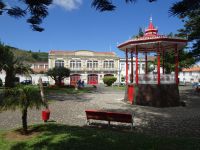 ... mit historischem Feuerwehrgebäude