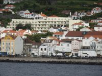 Faial, Fährüberfahrt nach Pico, Blick von See auf unser Hotel