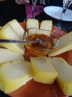 ... lokaler Käse mit Honig...