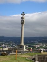 Terceira, Monte Brasil, Monumentsäule gekrönt von einer Bänderkugel...