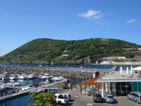 Terceira, Hafen in Angra mit Blick auf den Monte Brasil...