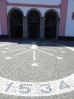 ...Kreuzzeichen für die 9 Inseln der Azoren...