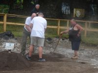 ... mit dem Heben des Cozido-Topfes... 