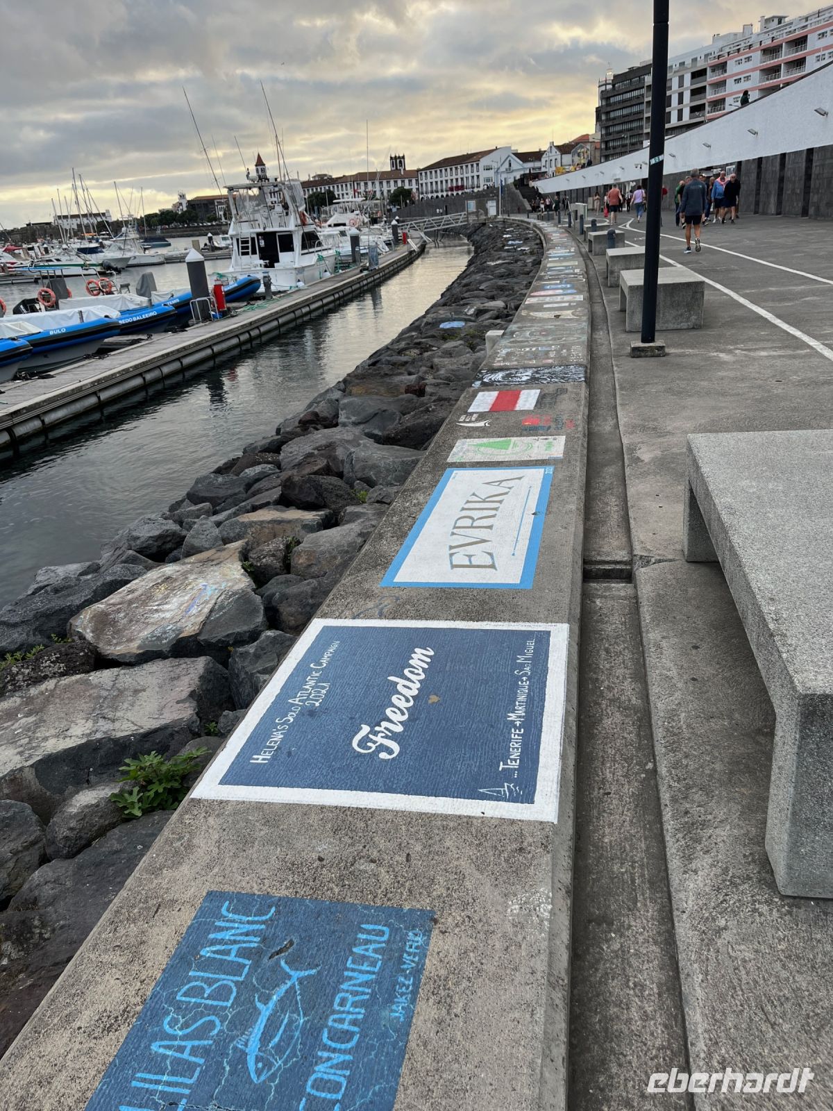 Gemalte Bilder im Hafen, Ponta Delgada, São Miguel, Azoren, Portugal