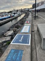 Gemalte Bilder im Hafen, Ponta Delgada, São Miguel, Azoren, Portugal