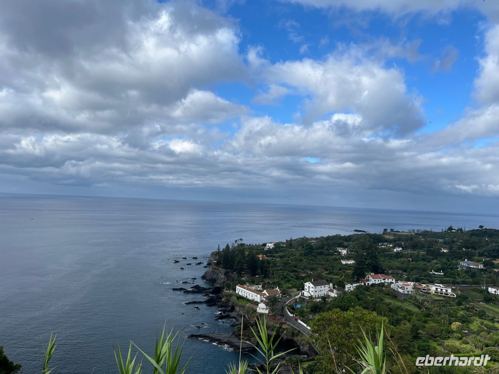 Blick auf Caloura vom Miradouro do Pisao, São Miguel, Azoren, Portugal