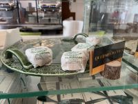 Verkauf von Queijadas im Café Queijadas do Morgado, Vila Franca Do Campo, São Miguel, Azoren, Portugal