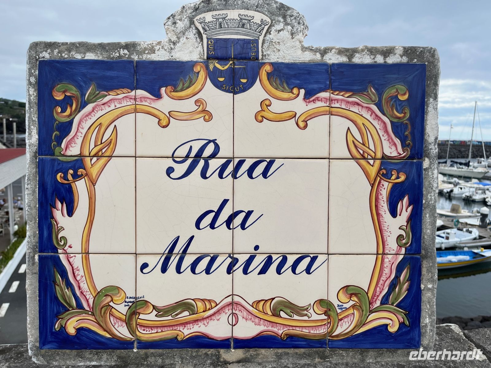 Typische Straßennamenbeschriftung, Vila Franca Do Campo, São Miguel, Azoren, Portugal