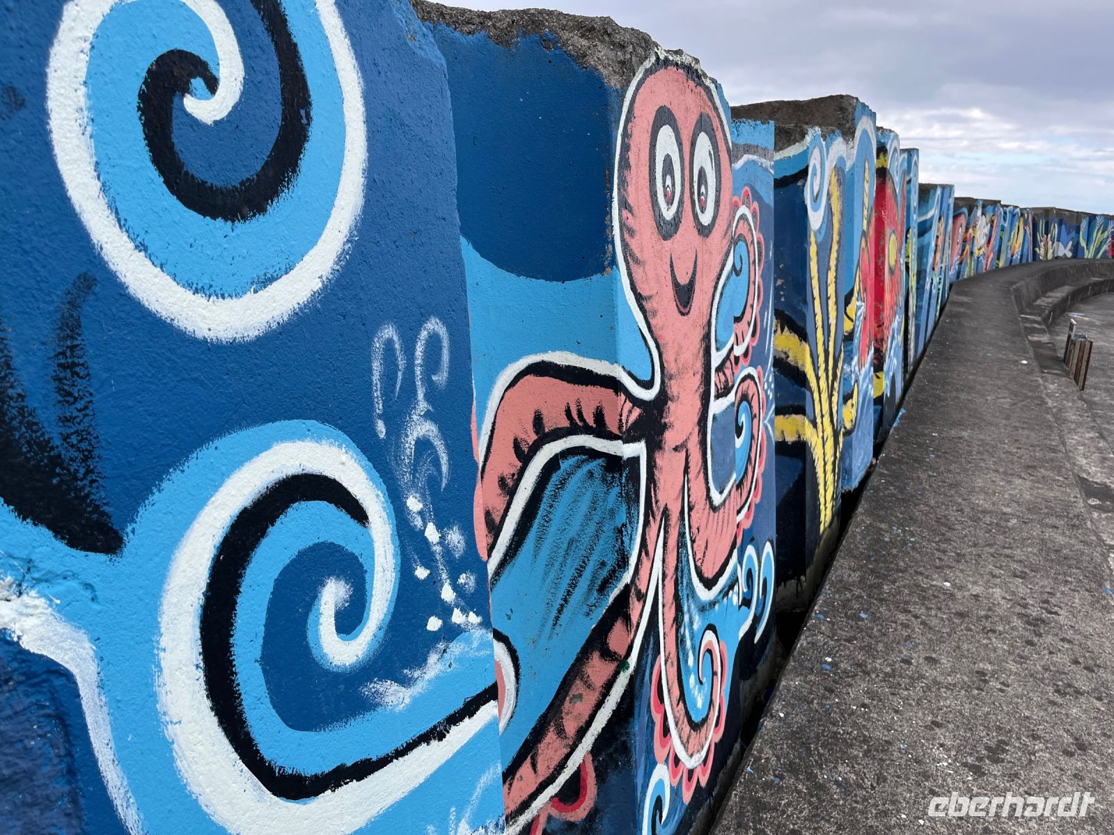 Gemalte Bilder im Hafen von Vila Franca Do Campo, São Miguel, Azoren, Portugal