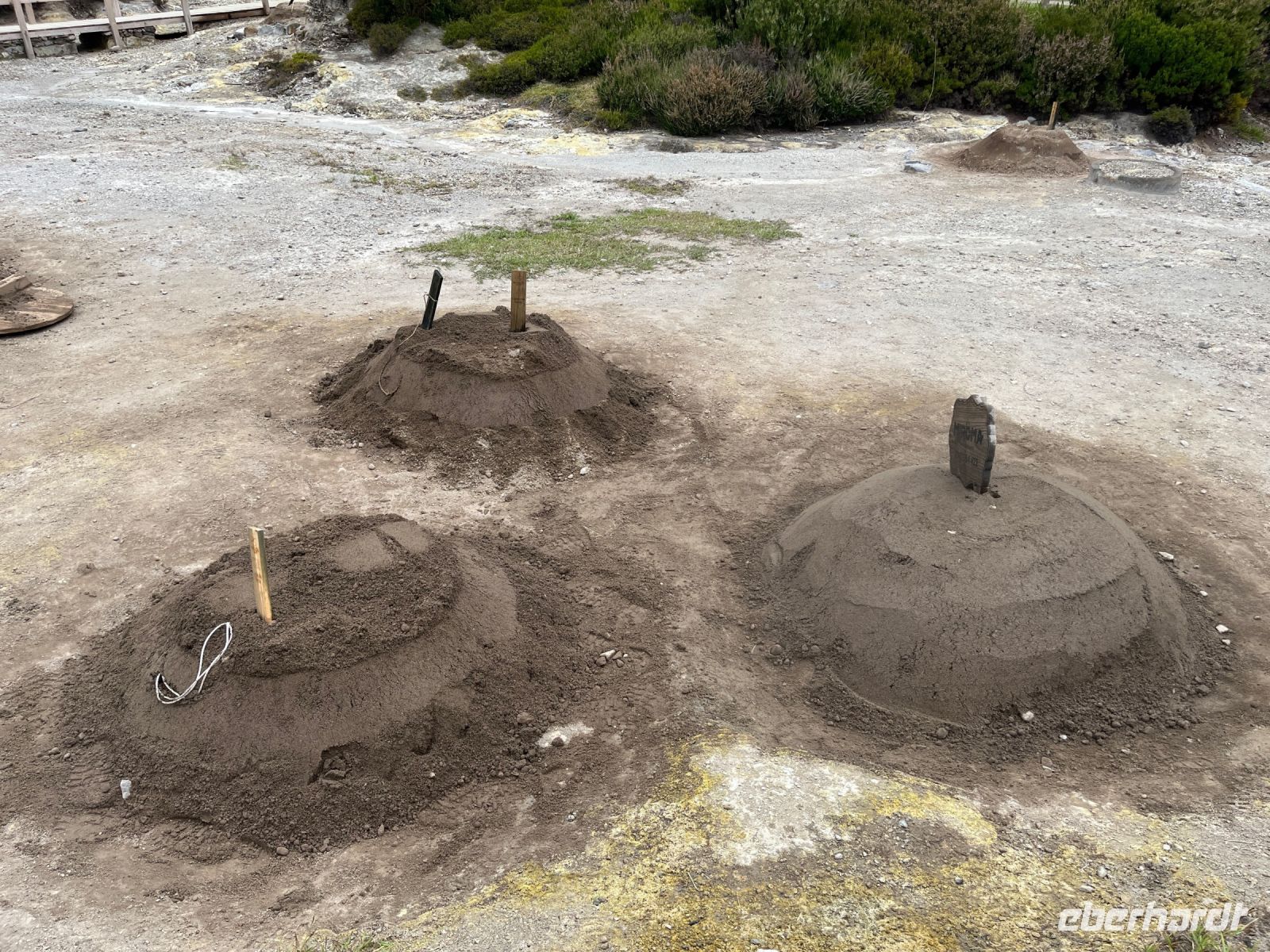 Zubereitung des Eintopfs Cozido des Furnas in den heißen Quellen, Lagoa das Furnas, São Miguel, Azoren, Portugal