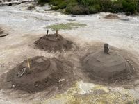 Zubereitung des Eintopfs Cozido des Furnas in den heißen Quellen, Lagoa das Furnas, São Miguel, Azoren, Portugal