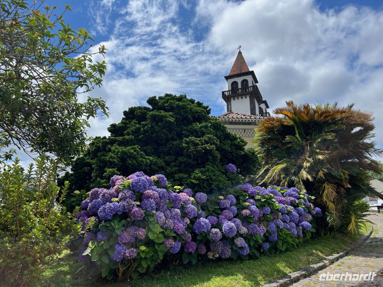 Blick auf die Kirche Igreja de Nossa Senhora da Alegria mit Hortensien, Furnas, São Miguel, Azoren, Portugal