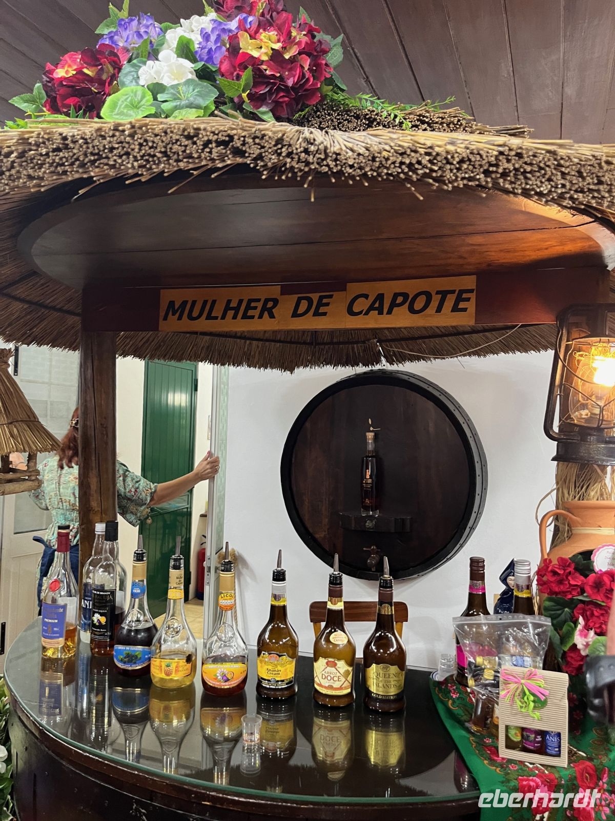 Likörverkostung im Laden Mulher de Capote, Ribeira Grande, São Miguel, Azoren, Portugal