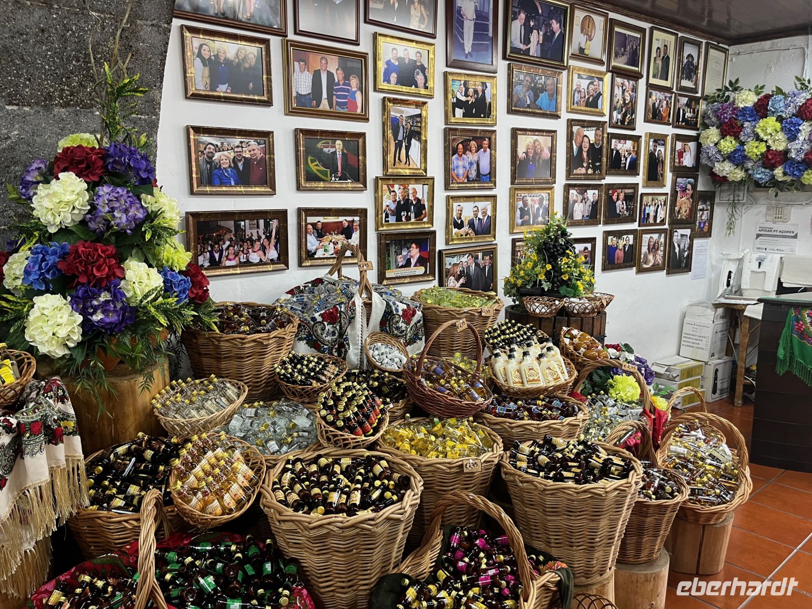 Likörverkostung im Laden Mulher de Capote, Ribeira Grande, São Miguel, Azoren, Portugal