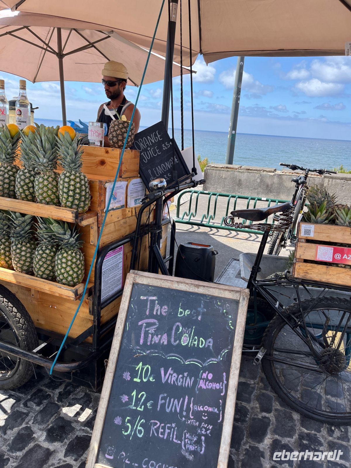 Frisch gepresster Saft am Strand Ribeira Grande, São Miguel, Azoren, Portugal