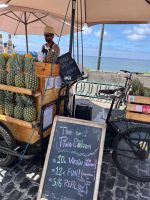 Frisch gepresster Saft am Strand Ribeira Grande, São Miguel, Azoren, Portugal