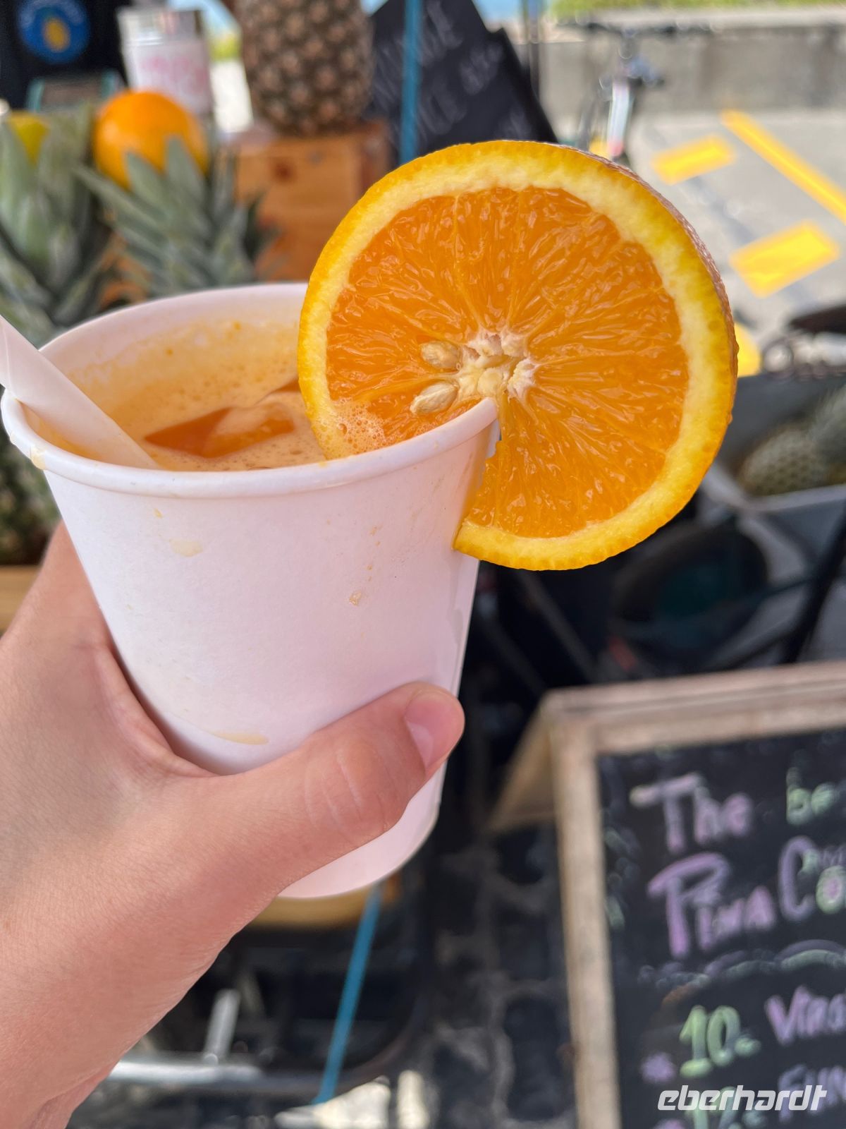 Frisch gepresster Saft am Strand Ribeira Grande, São Miguel, Azoren, Portugal