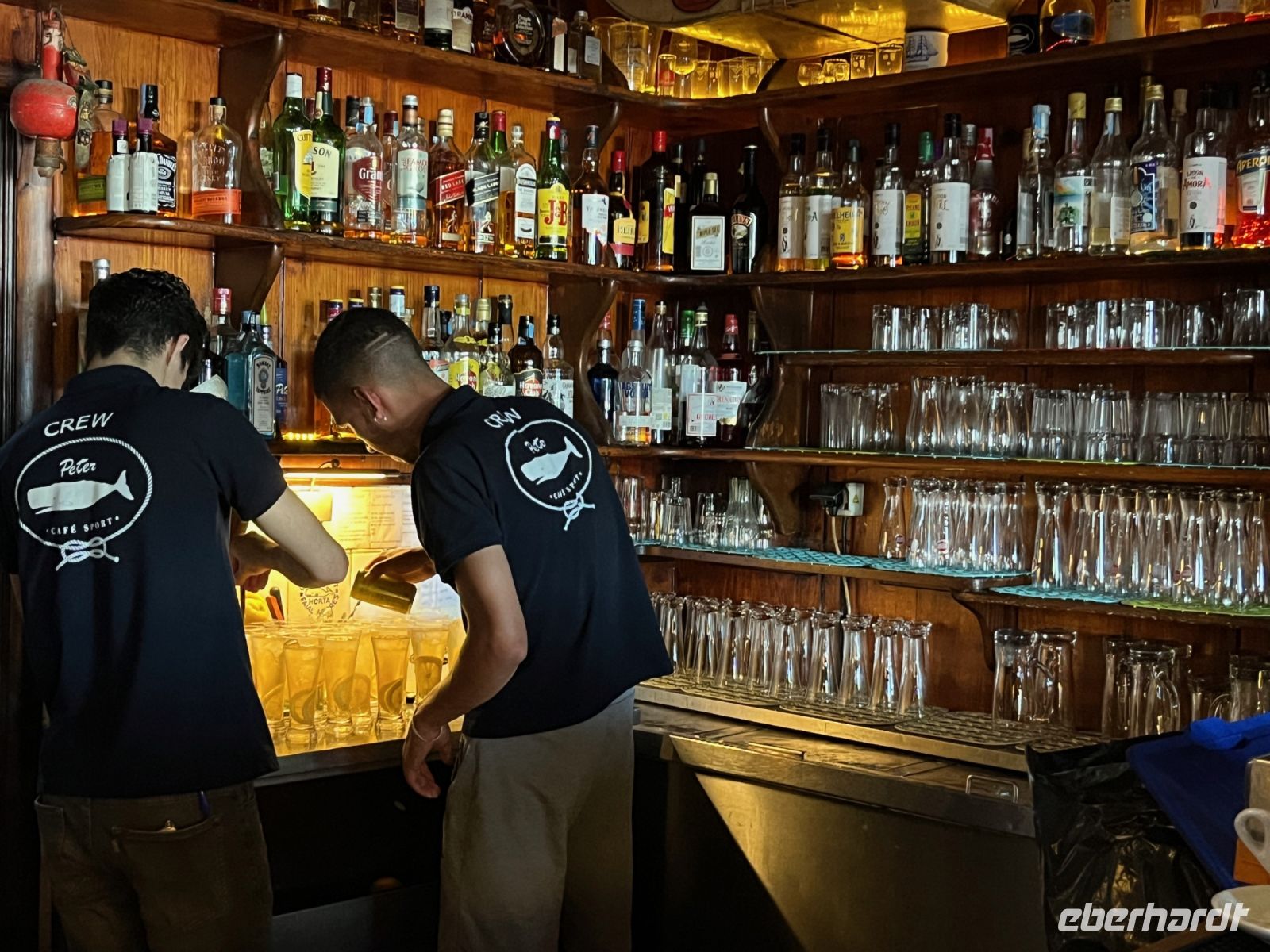 Zubereitung Gin Tonic, Peter Cafe Sport Bar, Horta, Faial, Azoren, Portugal