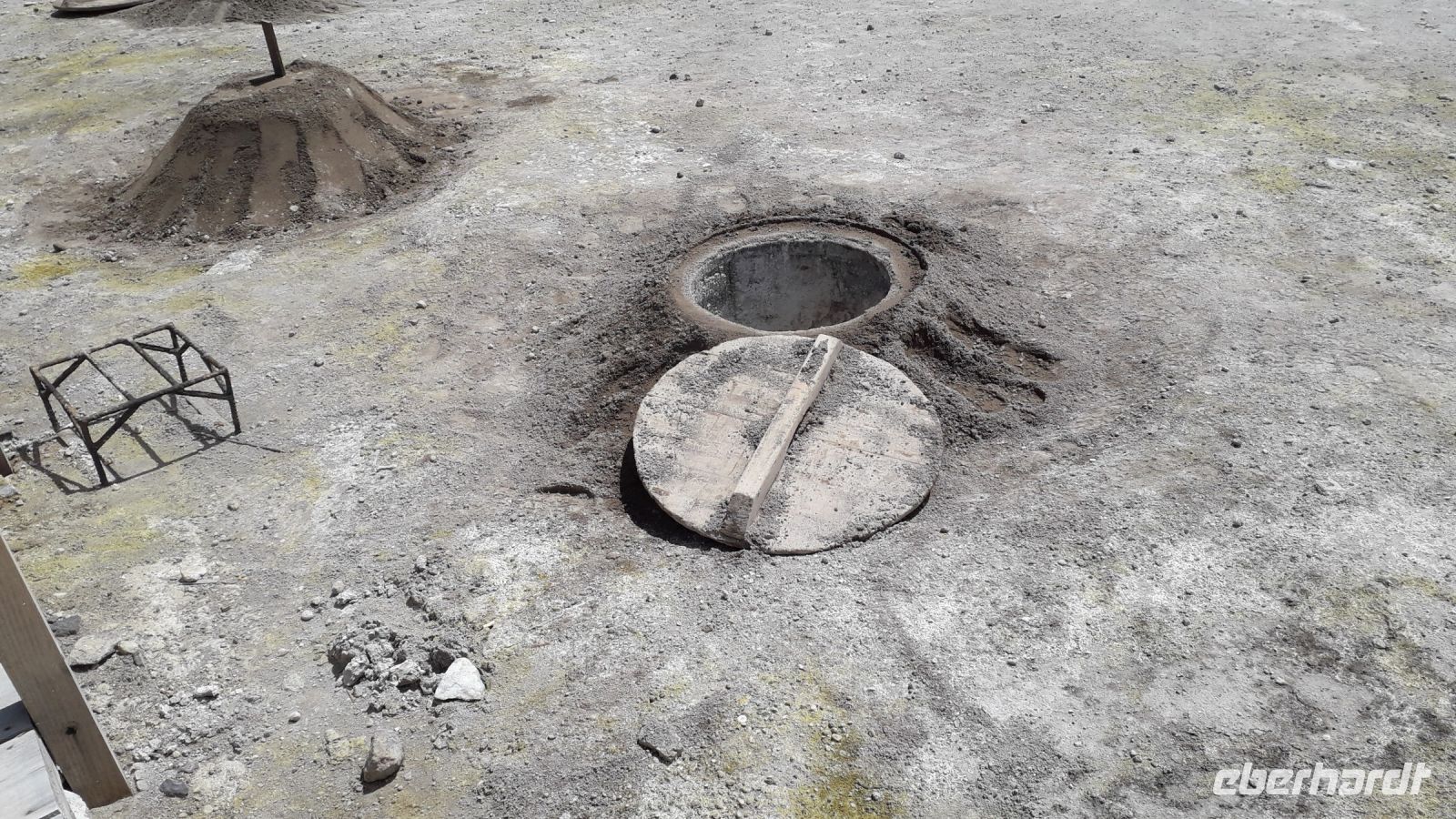 In einem dieser Erdlöcher gart unser Mittagessen