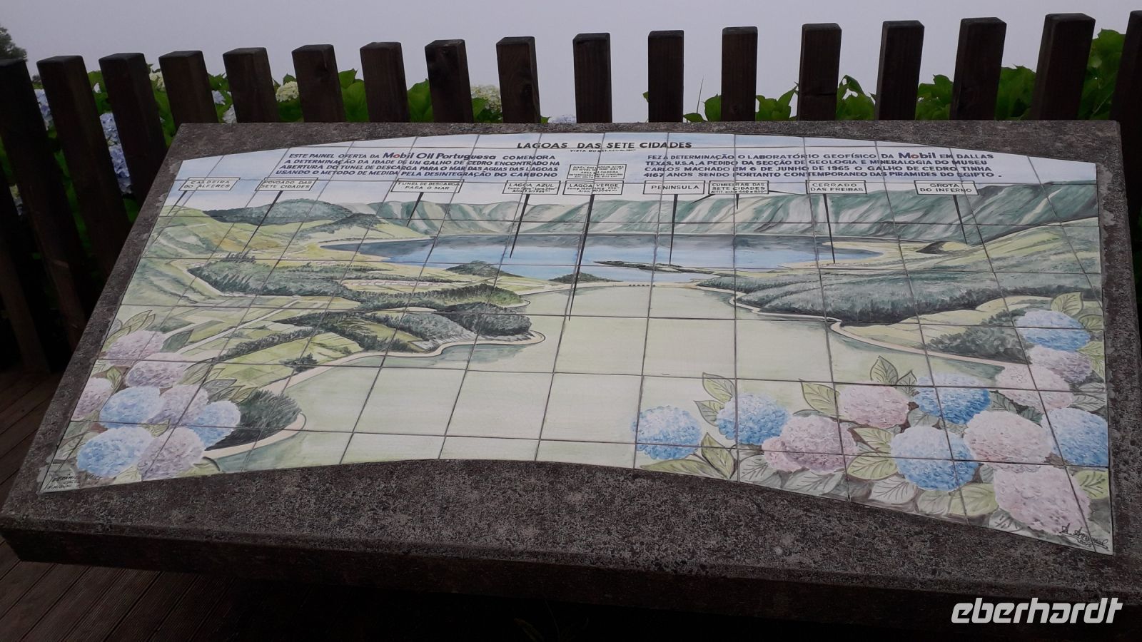 Nur auf der Keramiktafel sind die beiden Seen zu sehen