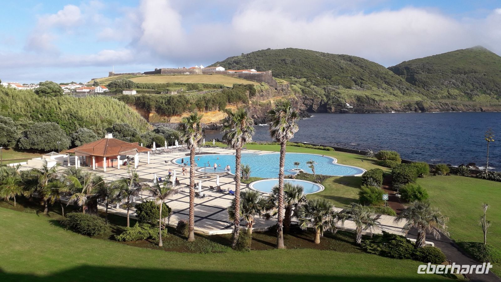 Der Blick auf den Pool im Hotel Terceira Mar