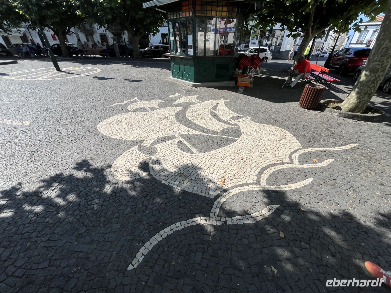 ein typisches Bild für die Azoren, verzierte Kopfsteinpflaster