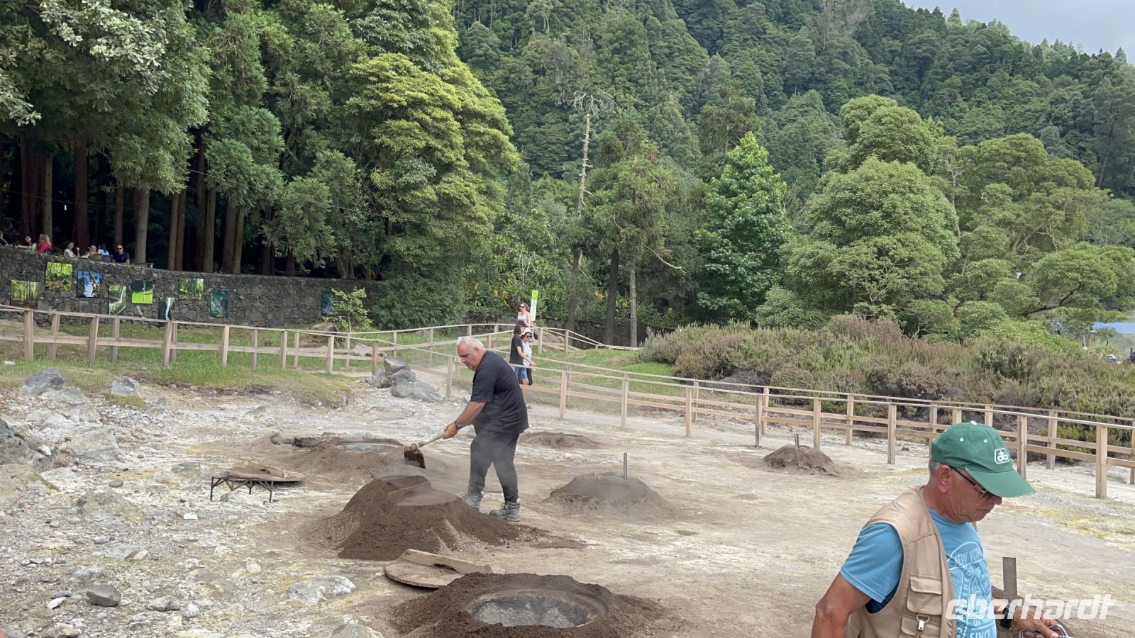 Ausgraben des Cozido Topfes