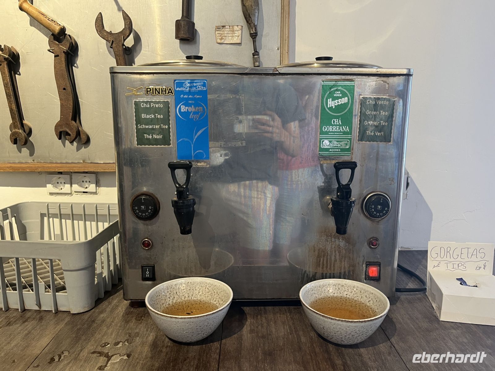 eine kleine Teeverkostung, schwarz und grün