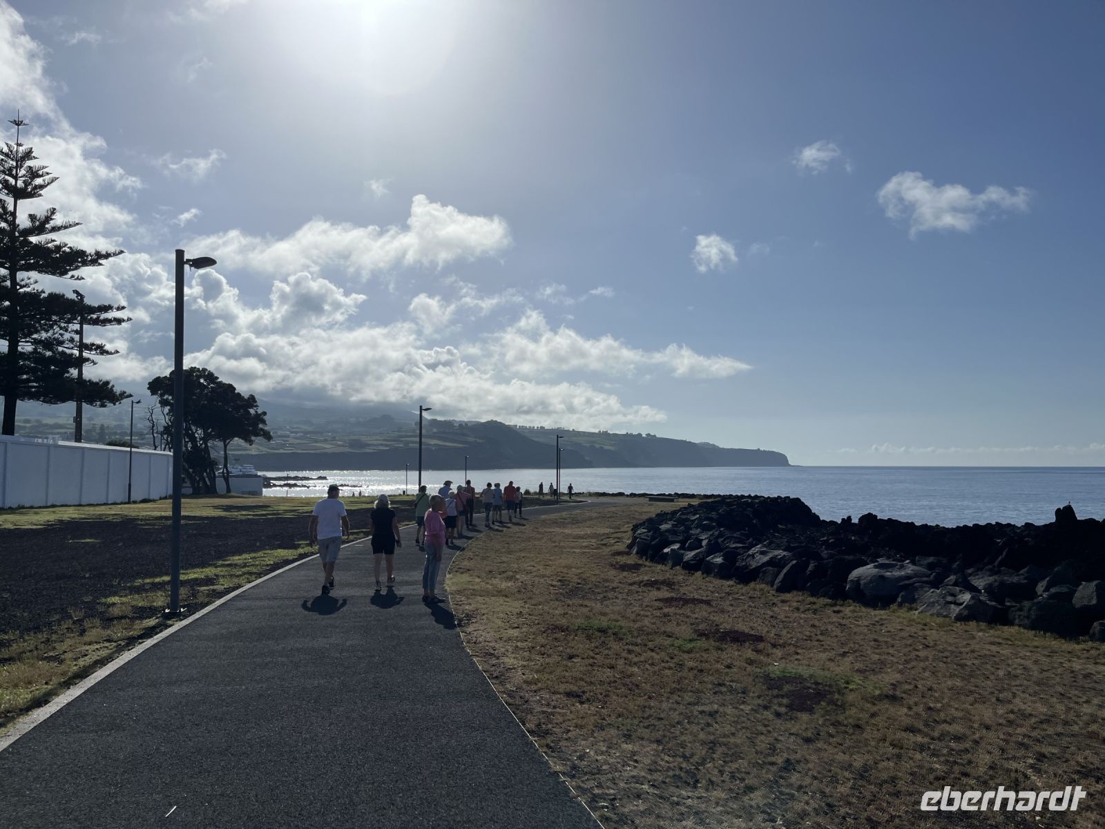Spaziergang an der Promenade von Lagoa